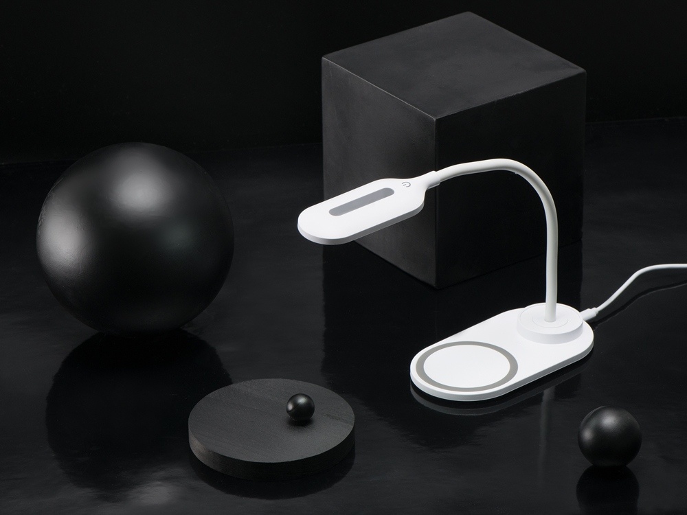 Настольный светильник с беспроводной зарядкой Flamp